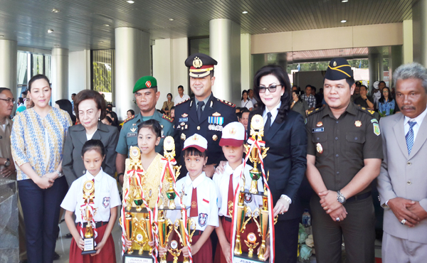 Paruntu Serahkan Trophy Bagi Pemenang Lomba di Minsel