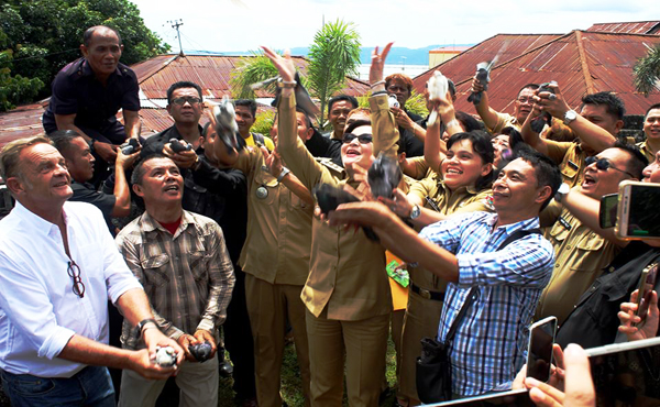 Lepas Merpati di Benteng Portugis Amurang, Tetty Ajak Warga Wujudkan Cinta Kasih di Minsel