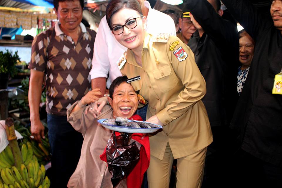 Semangati PKL di Pasar Amurang, Tetty Peluk Mesra Para Pedagang