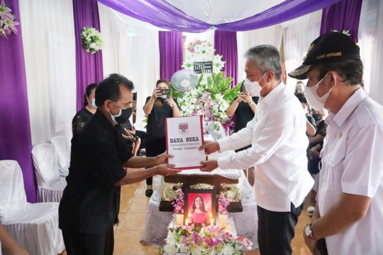 Bupati Serahkan Santunan Duka di Picuan Baru