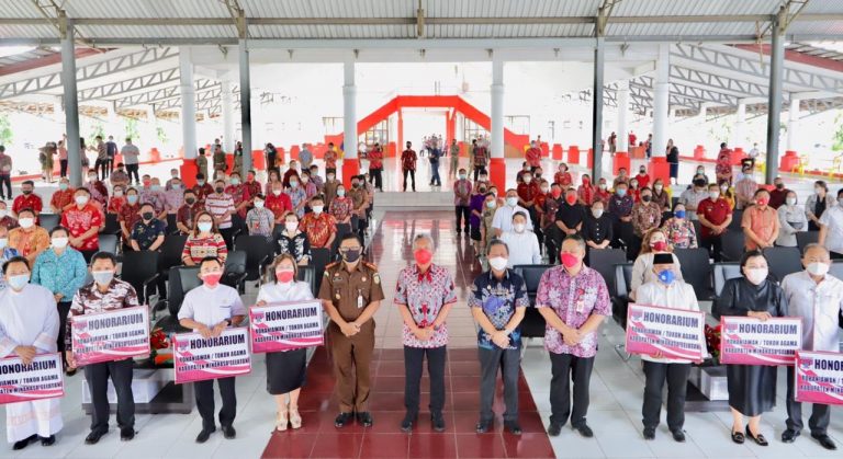 Wongkar Launching Program Insentif Tokoh Agama di Ibadah Awal Bulan Pemkab