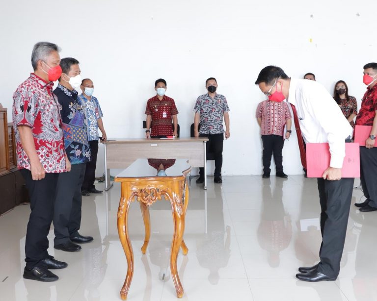 FDW-PYR Serahkan Sprint Pada Pejabat dan Plt Dirut PDAM