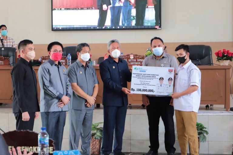 Usai Paripurna, Wongkar Serahkan Santunan Ratusan Juta Pada Ahli Waris THL Yang Meninggal