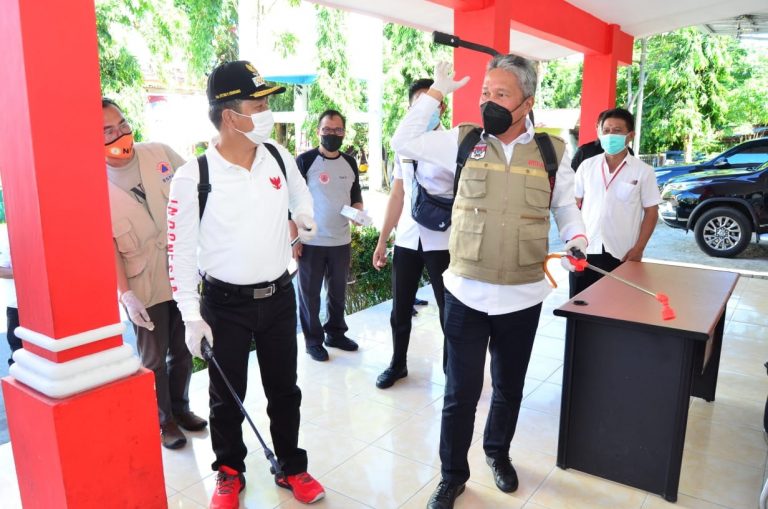 Bupati dan Wabup Turun Langsung Melakukan Penyemprotan Disinfektan
