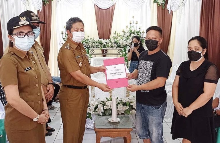 Wabup Serahkan Santunan Duka di Uwuran II dan Ranoiapo