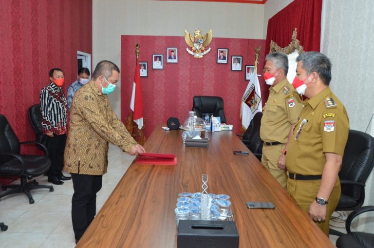Wujudkan Minsel Maju, Bupati Angkat 3 Staf Khusus dan 2 ASN