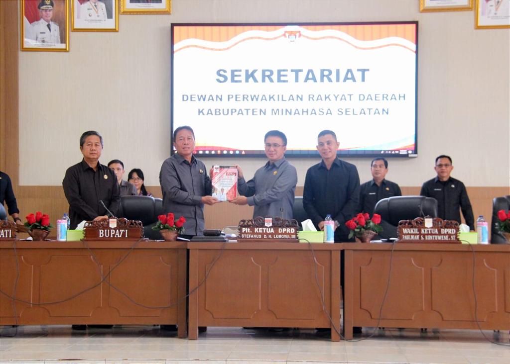 FDW Sampaikan LKPJ 2022 di Rapat Paripurna DPRD Minsel