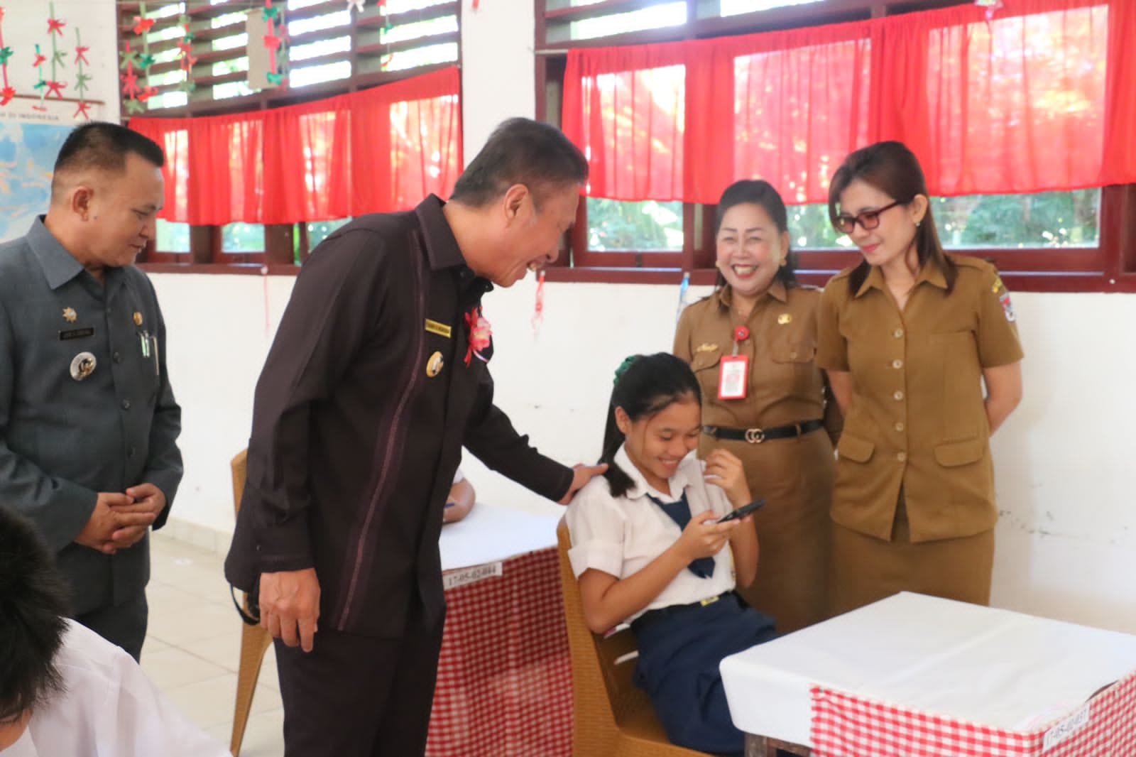 Tinjau Pelaksanaan Ujian, FDW di SMP N2 Tatapaan, PYR di SMP N1 Tumpaan