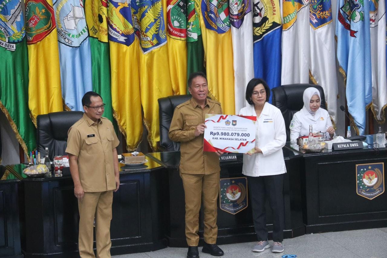 Penyerahan Insentif Fiskal Kinerja Tahun Berjalan untuk Kategori Kinerja Dalam Rangka Pengendalian Inflasi Daerah Periode I Tahun 2023 kepada 33 Pemerintah Daerah