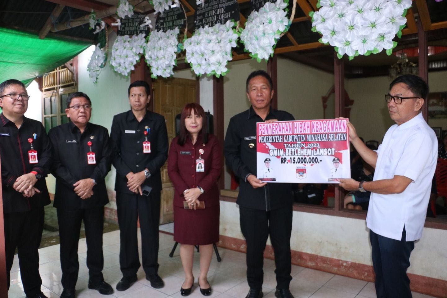 Bupati serahkan bantuan hibah keagamaan di Lansot Tareran