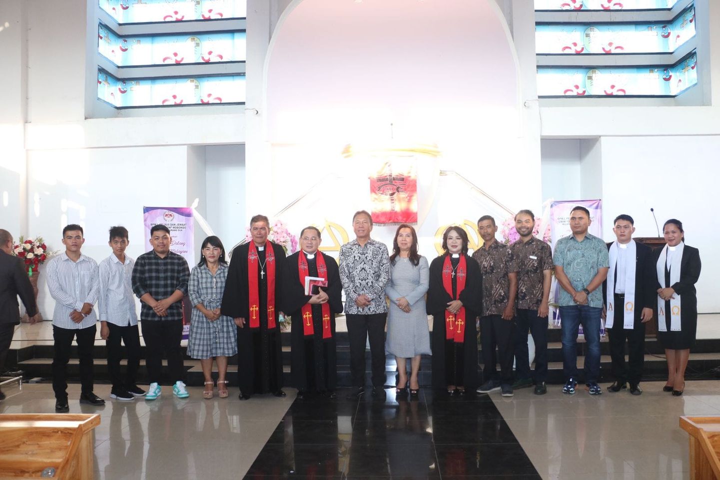 Bupati Minsel Hadiri Pelantikan dan Serah Terima Ketua BPMJ Gibeon Mobongo