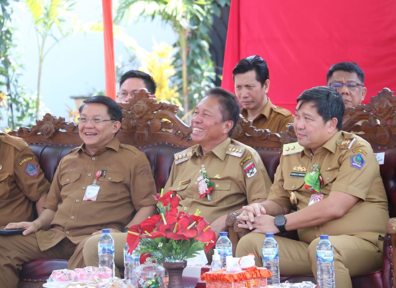 Steven Kandouw Serahkan Dokumen Kependudukan siswa 17 Tahun ke atas di Minsel