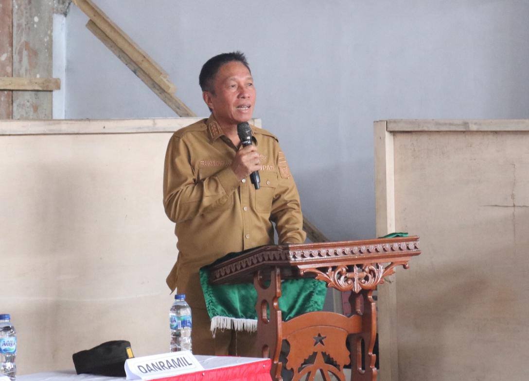 Bupati membuka musrembang di Kumelembuai